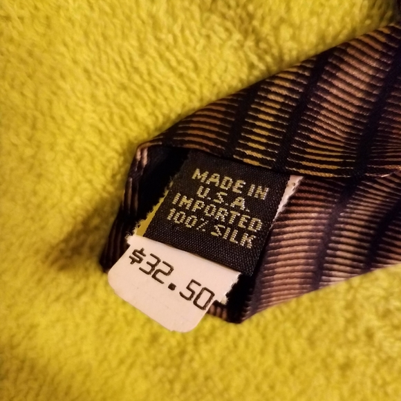 Geoffrey Beene 100% Silk Tie - Picture 3 of 8